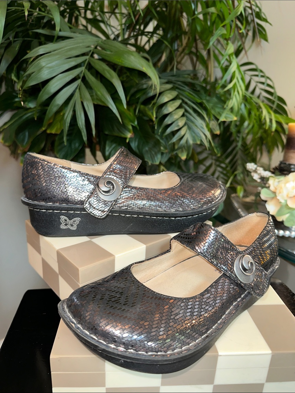 Alegria Iridescent Metallic Black-Silver Mary Jane Platform Clogs EUC size 38